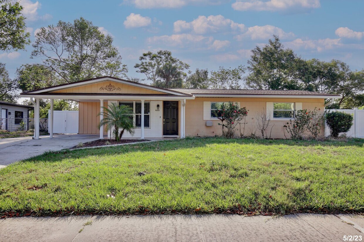 Foto principal - Lovely 3/2 Home with a Large Fenced Backya...