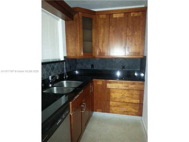 Building Photo - 2880 Pine Tree Dr