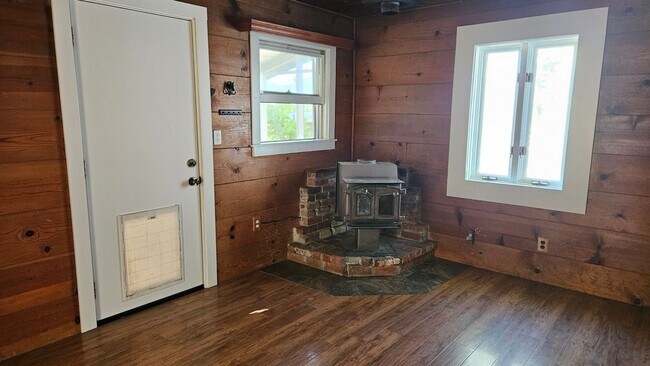 Foto del edificio - 24766 Skyland Rd