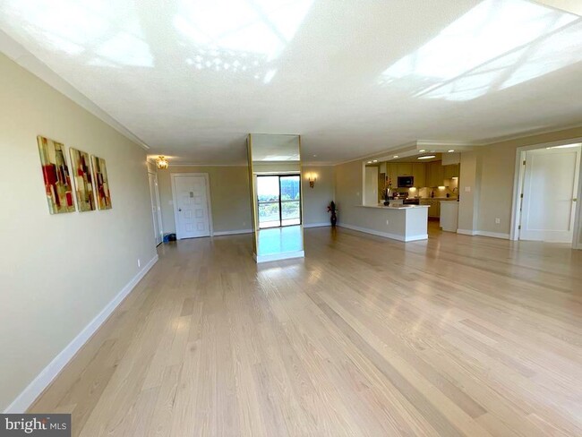 Foto del edificio - 8370 Greensboro Dr