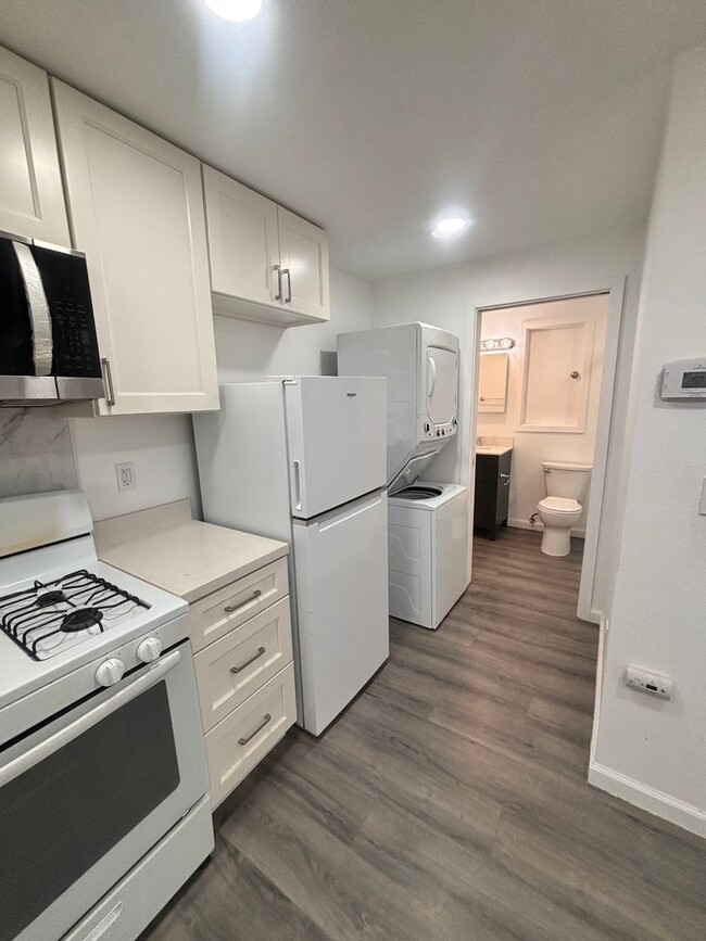 Foto del edificio - 1 Bedroom- $_______  Newly remolded-privat...