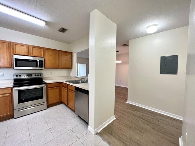 Building Photo - 6410 Hollydale Pl