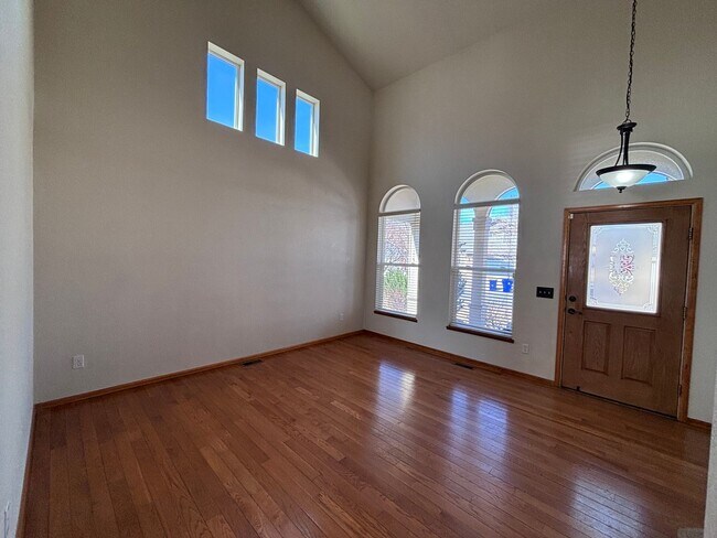 Foto del edificio - 4 Bed 3.5 Bath Home with Air Conditioning! - MileStone Real Estate Services - Available Now!