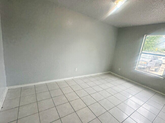 Foto del edificio - 1311 Hortencia Ave