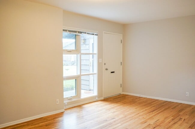 Building Photo - Mid-Century 2bdr Near Willamette Park & OHSU