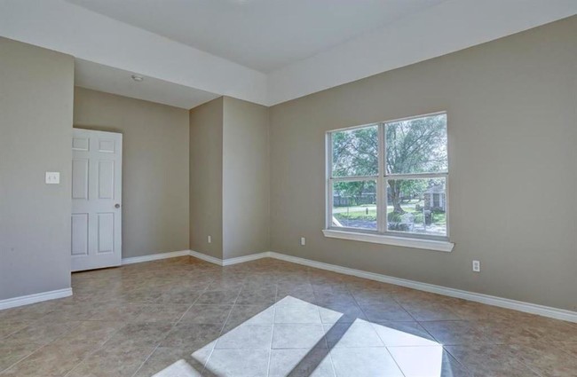 Building Photo - 9202 Rockcliff Dr