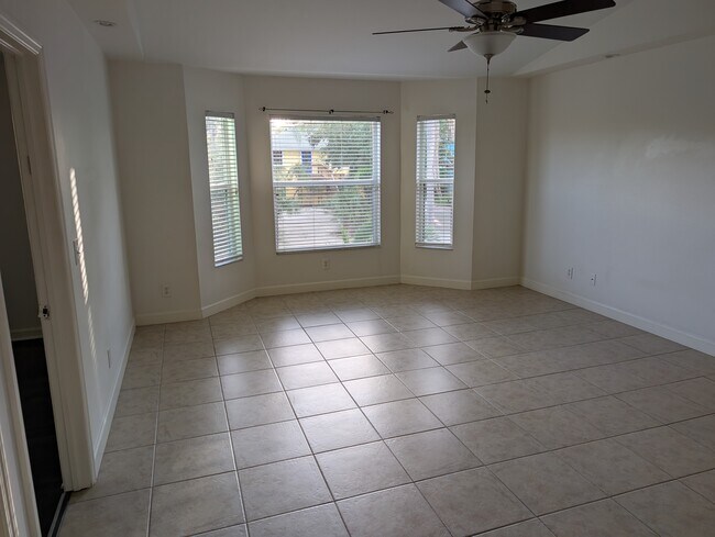 Foto del edificio - 3625 Riviera Cir