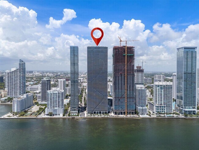 Foto del edificio - 700 NE 24th St