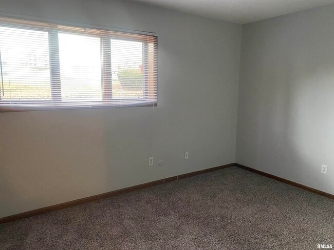 Building Photo - 3240 Parkwild Dr