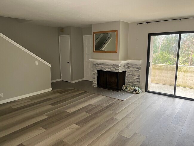 Building Photo - 8750 Villa La Jolla Dr