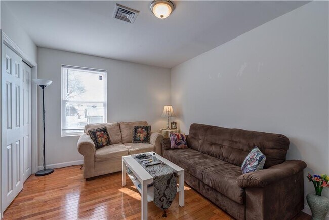 Building Photo - 976 Atwells Ave