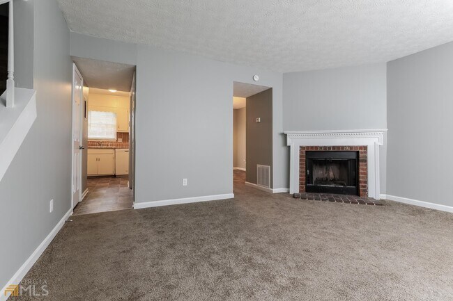 Building Photo - 582 Downing St