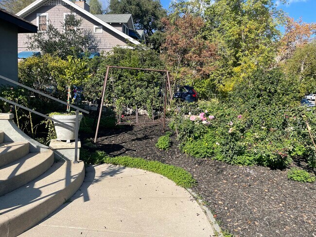 Patio delantero - 147 N Baldwin Ave