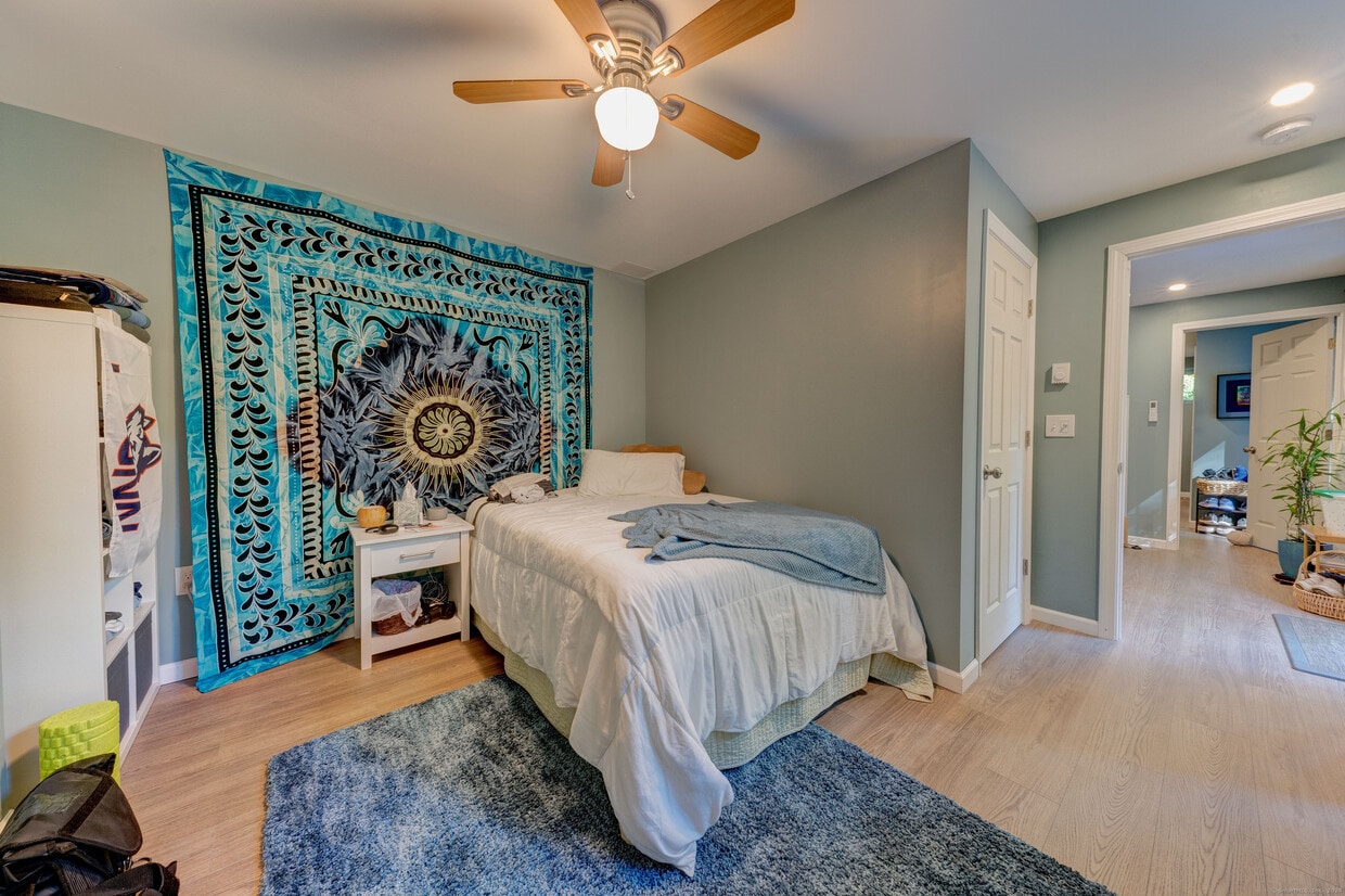 Guest bedroom - 404 Bassetts Bridge Rd