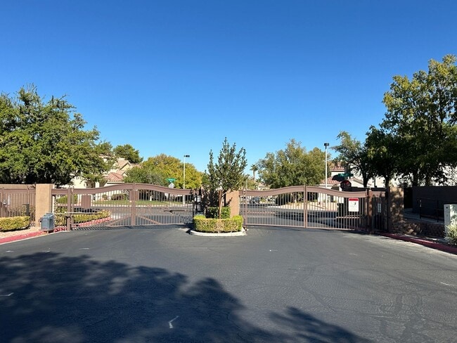 Building Photo - Beautiful 2 story home in Peccole Ranch.