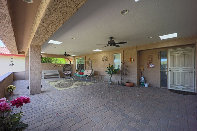 Foto del edificio - Available for Long Term Unfurnished Rental...