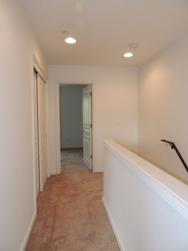 Foto del edificio - AMAZING LOCATION!! Downtown Gresham Townho...