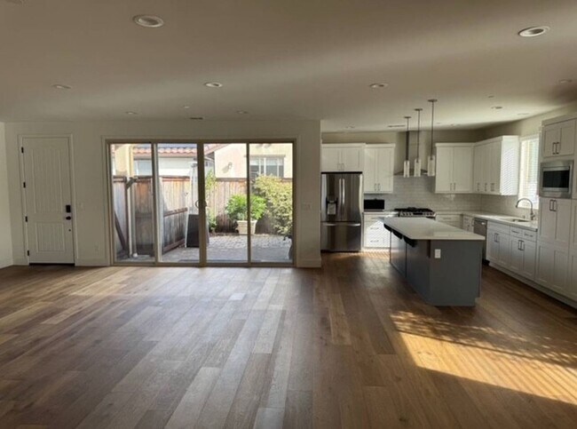 Foto del edificio - Spacious 3 Bedroom 3 Bath Home