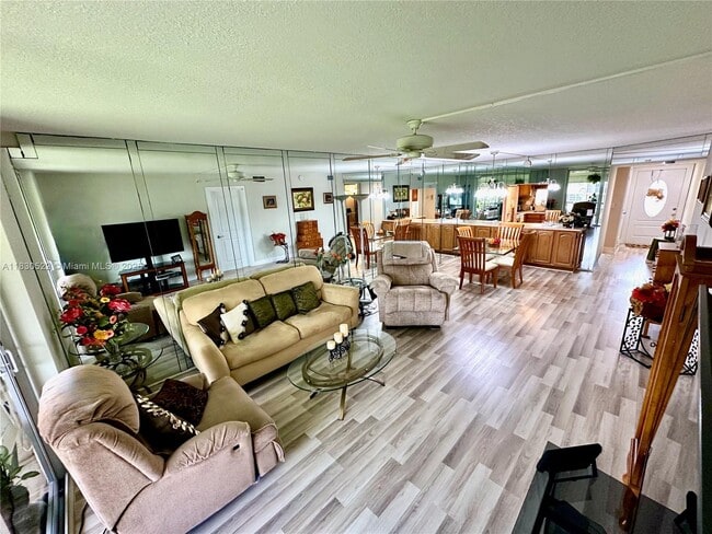 Foto del edificio - 9420 S Hollybrook Lake Dr