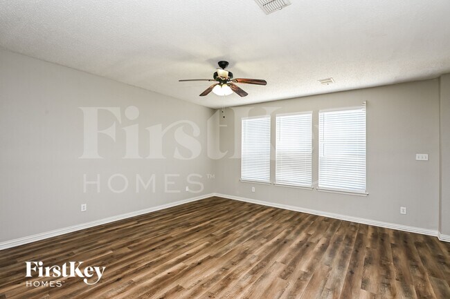 Foto del edificio - 4817 Palm Ridge Dr