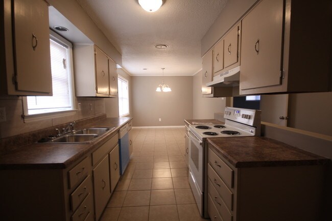 Building Photo - 5037 Knight Arnold Rd