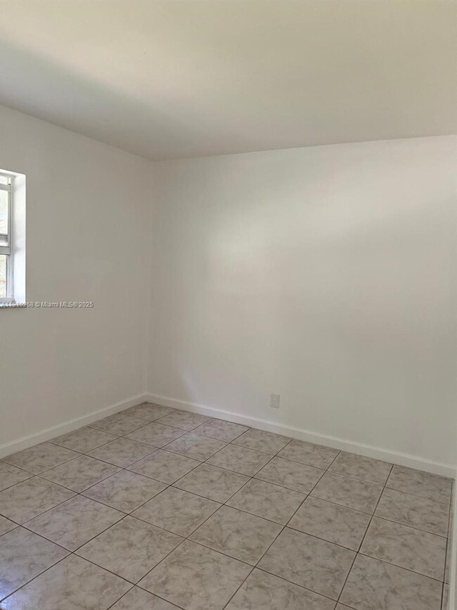 Building Photo - 231 NE 40th Ct