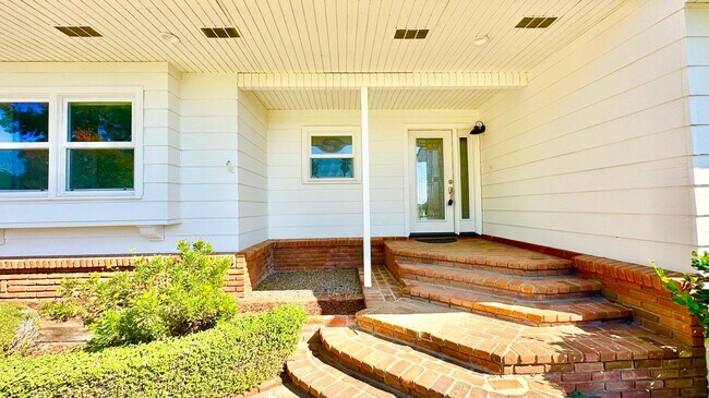 Building Photo - Beautifully updated Single-Story Country H...