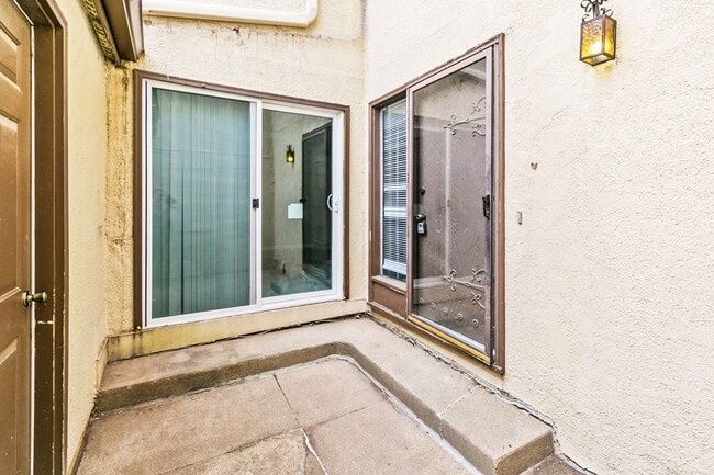 Building Photo - 10914 Saratoga Plaza