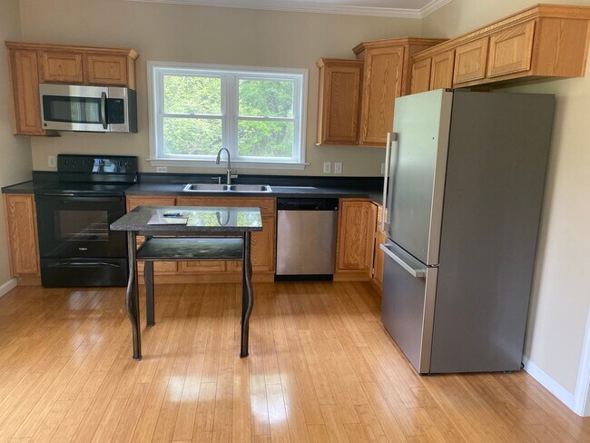 Foto del edificio - 4BR, 2.5 Ba home on Honeysuckle Hill in town