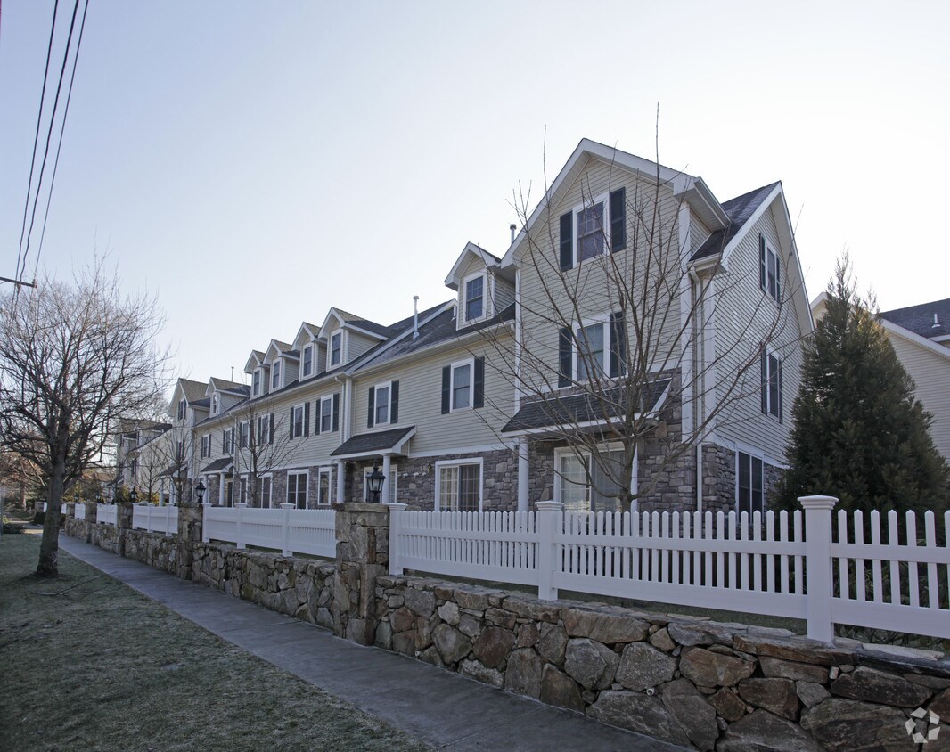 Primary Photo - Maple Point