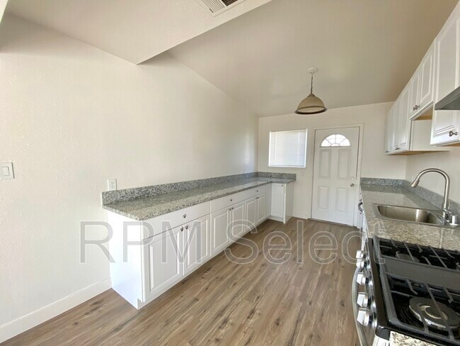 Foto del edificio - 1670 Glenrose Ave