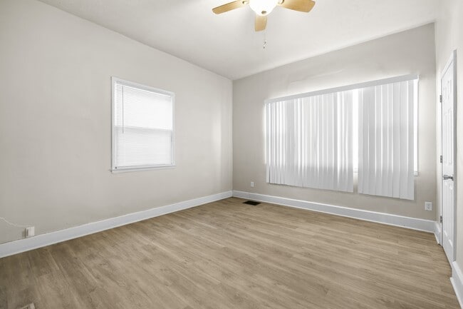 Foto del edificio - 1211 W 30th St