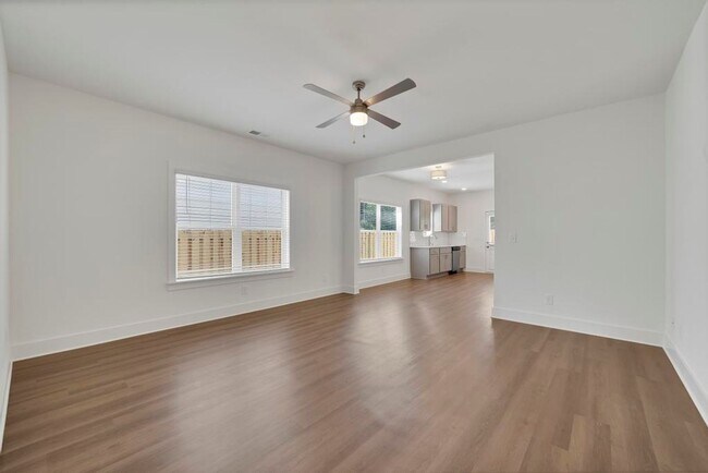 Building Photo - 3 Bedroom Home With Spacious Garage