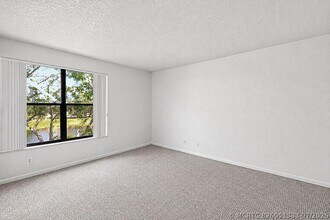 Building Photo - 2322 S Cypress Bend Dr