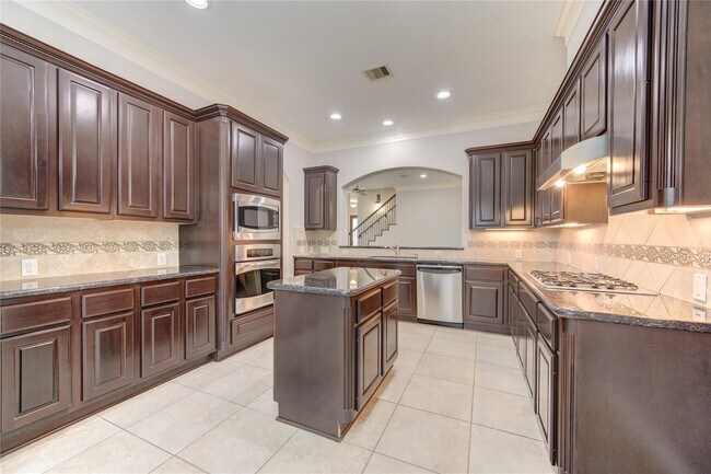 Building Photo - 11623 Royal Oaks Crossing