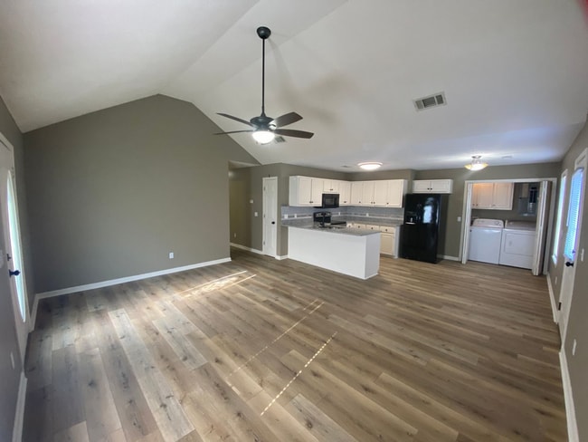 3 Bed/ 3 Bath - 3 Bed/ 3 Bath House