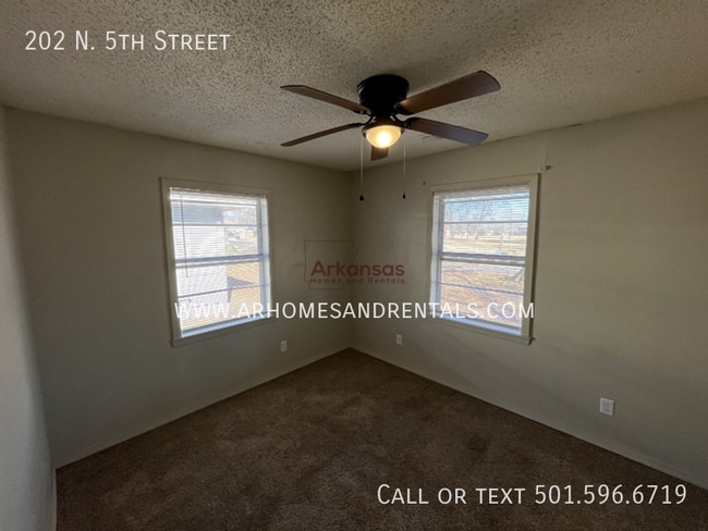 Building Photo - 202 N 5th St