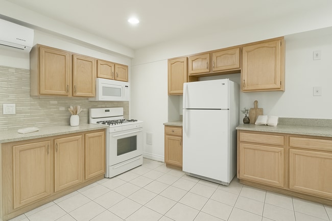 Building Photo - 1023 Larch St