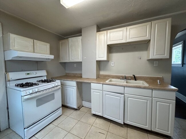 Building Photo - 3-Bedroom, 1-Bathroom Home with Updated Ki...