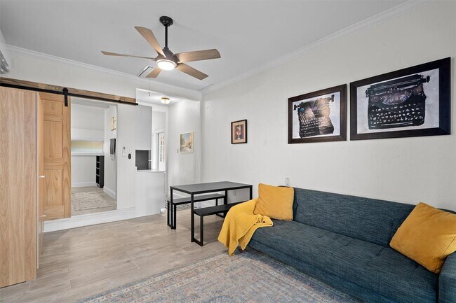 Foto del edificio - 5412 Nelray Blvd