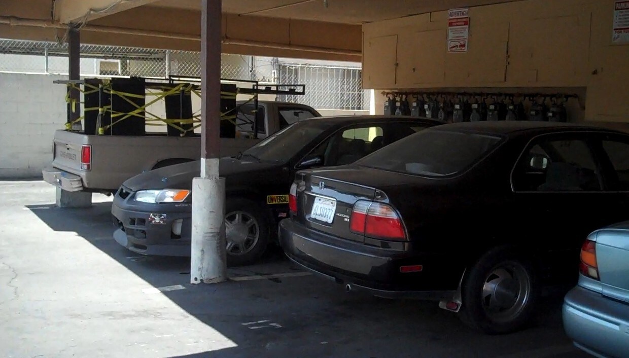 Área de estacionamiento - 608 W 82nd St