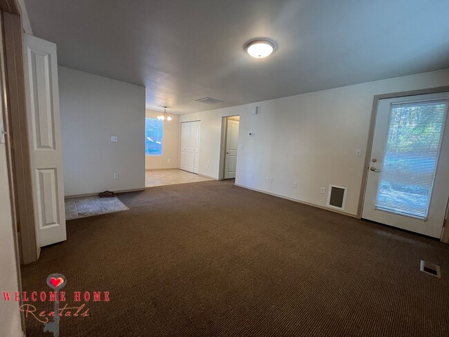 Building Photo - Adorable 2-bedroom home with private yard ...