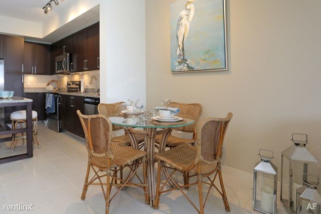 Foto del edificio - 3 br, 2 bath Apartment - 11001 Pines Blvd