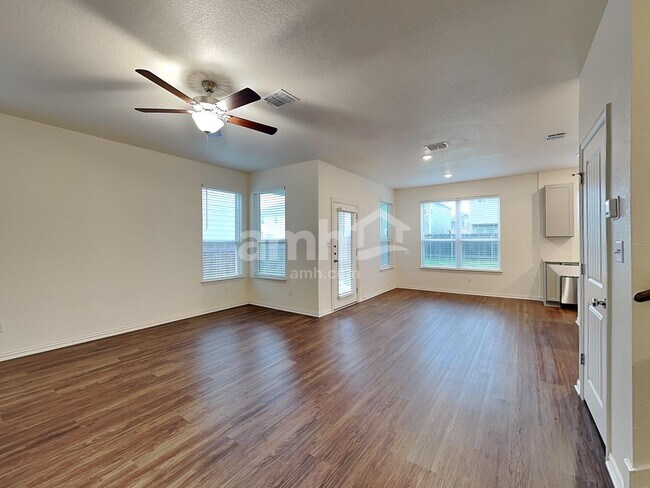 Foto del edificio - 2717 Lillybrook Ln