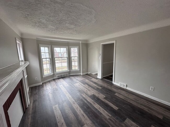 Building Photo - 4bed 1 bath eastside Detroit with Garage a...