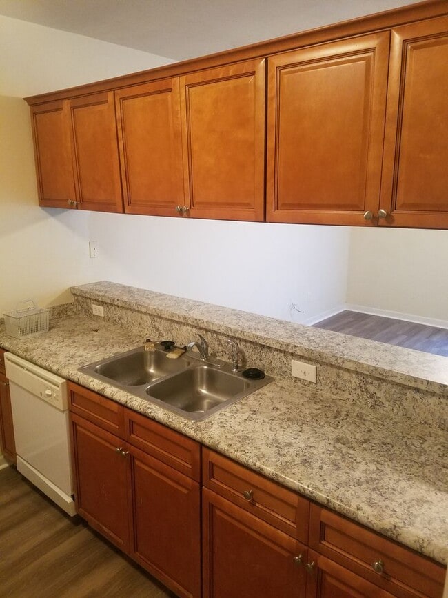 Building Photo - 3/2 Townhouse off Blairstone Road, Right By Governors Square Mall!