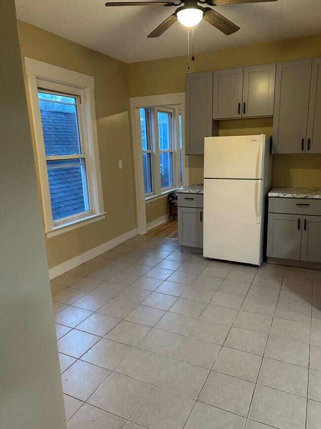 Suelo nuevo para la cocina - 257 Newhall St