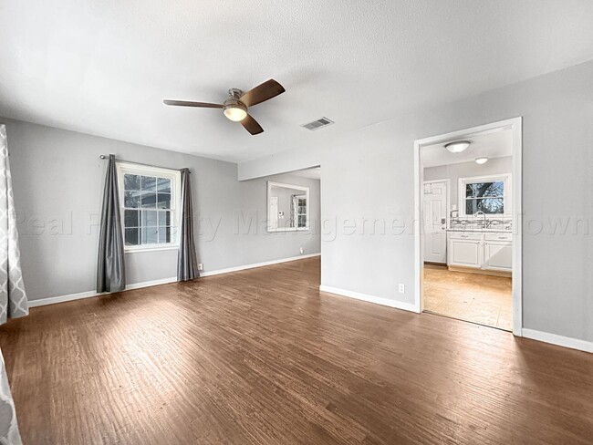 Building Photo - Charming 3/1 Home in Quiet Established Com...