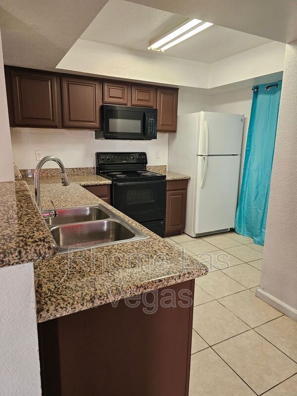 Foto del edificio - 6800 E Lake Mead Blvd