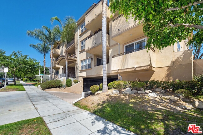 Building Photo - 650 E Palm Ave